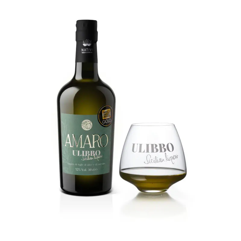 Bottiglia di Amaro Ibleo con bicchiere