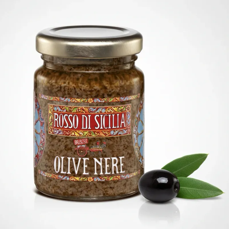 Vasetto di crema di olive nere con olive accanto